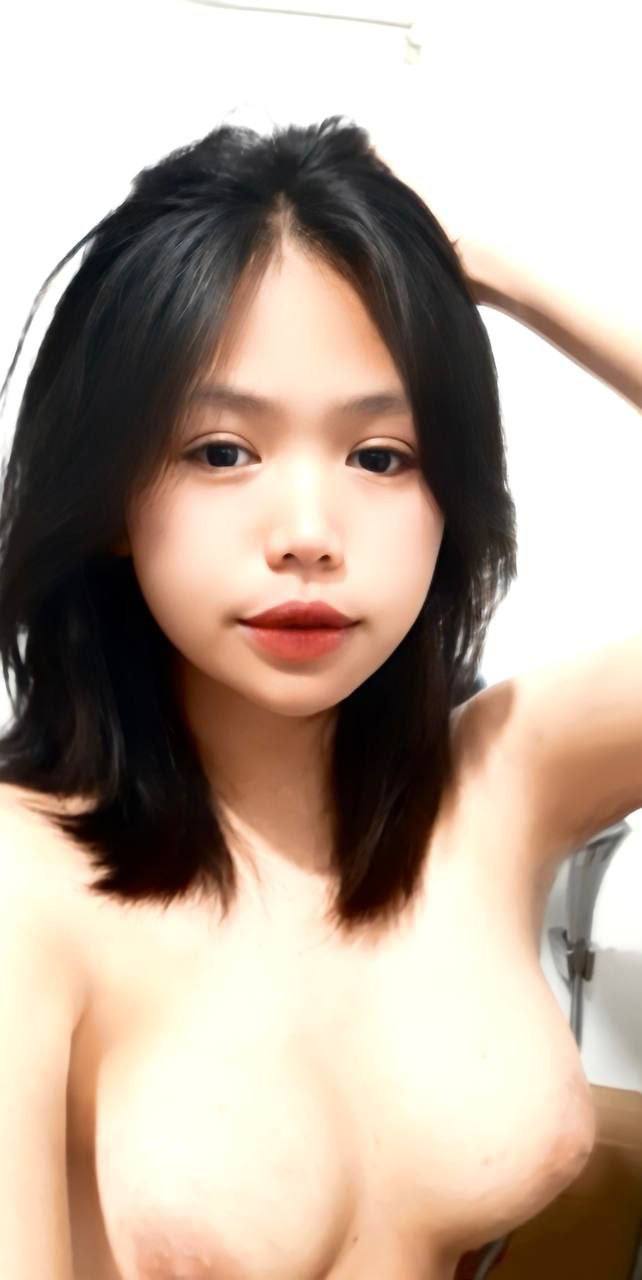 Hẹn hò với một cô gái gợi cảm trong chiếc áo khoác denim và quan hệ với cô ấy bằng đôi giày cao gót màu da thịt...