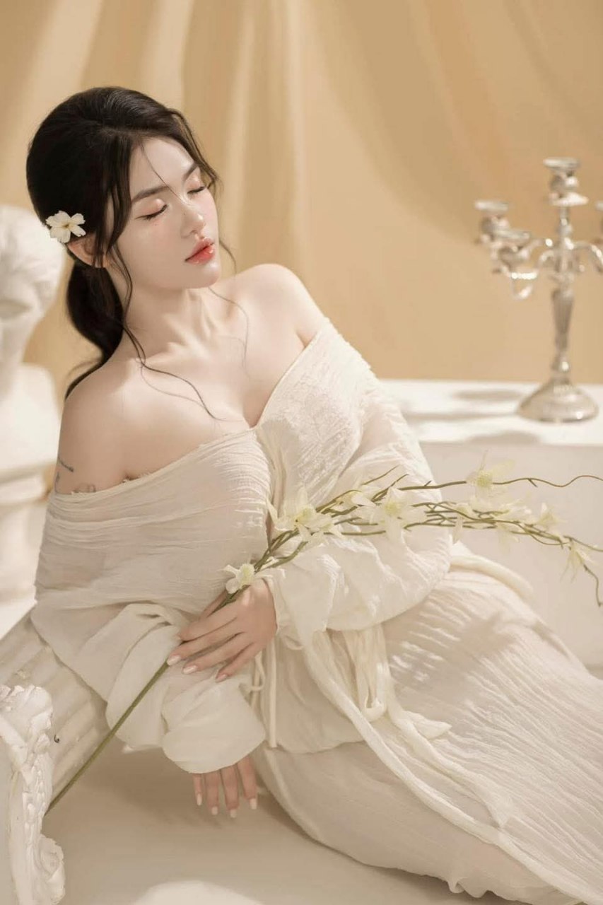 Người phụ nữ trưởng thành gợi cảm cưỡi một khẩu súng đen!